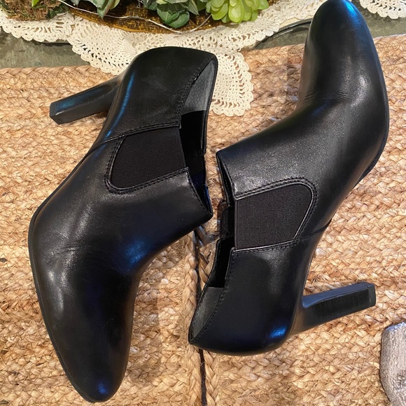Franco Sarto Shoes - Franco Sarto size 7 black short shoe booties leather